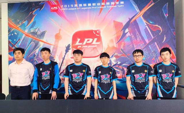 德甲-格雷罗双响帕利尼亚染红 十人拜仁被连追3球2-3波鸿.